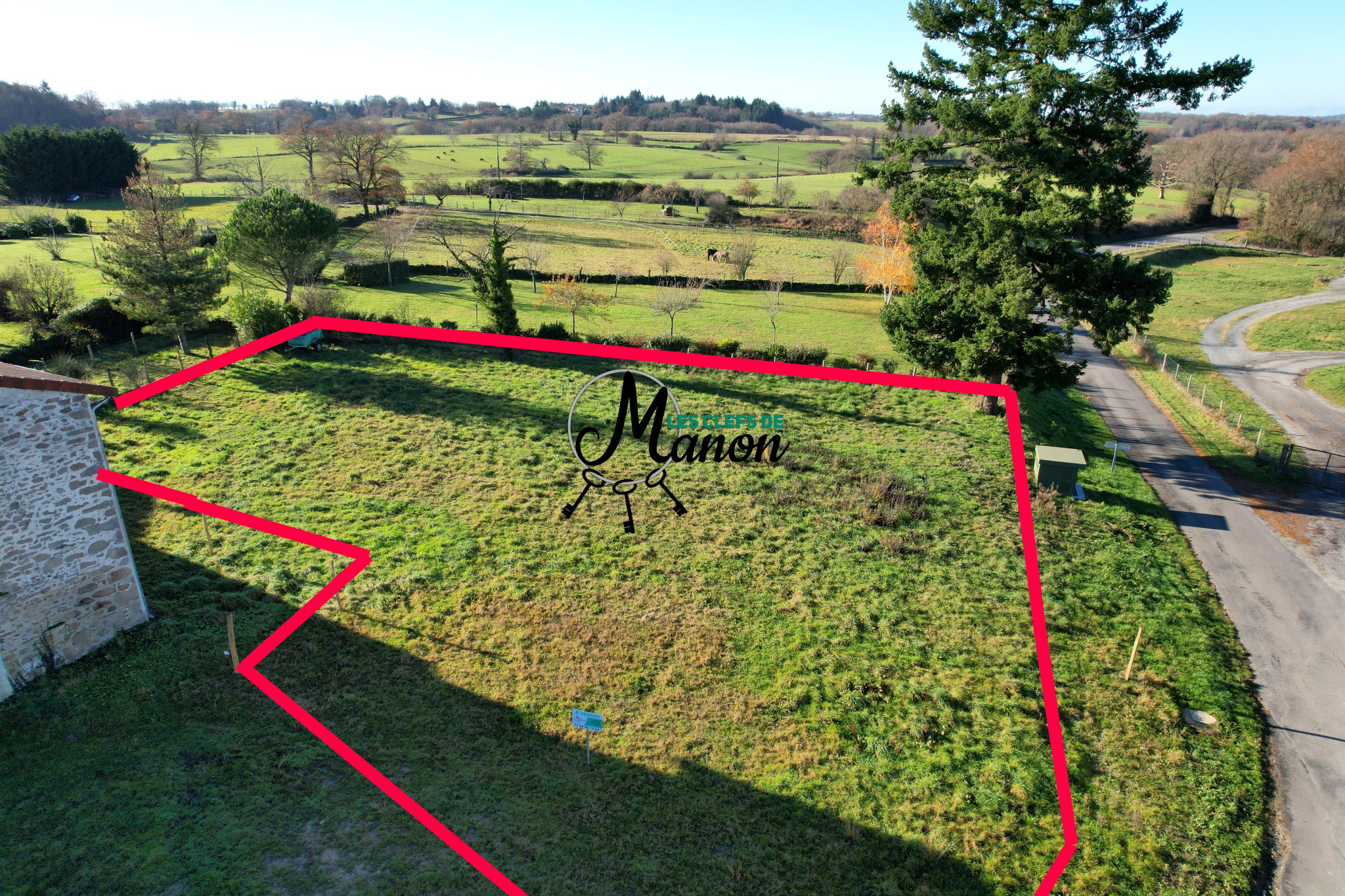 Building plot at a low price in quiet Saint Sornin Leulac.