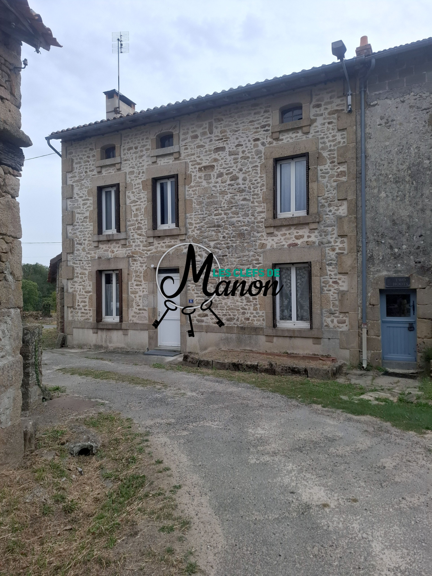Stone house with 2 bedrooms, adjoining land and barn 