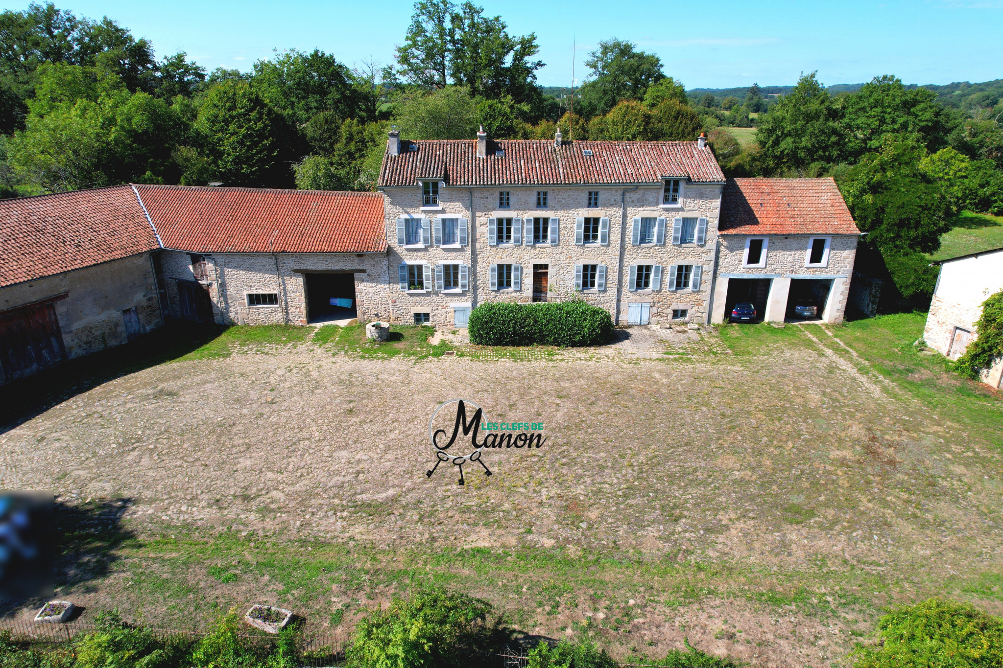 Propriété deux maisons avec granges et 2hectares de terrain
