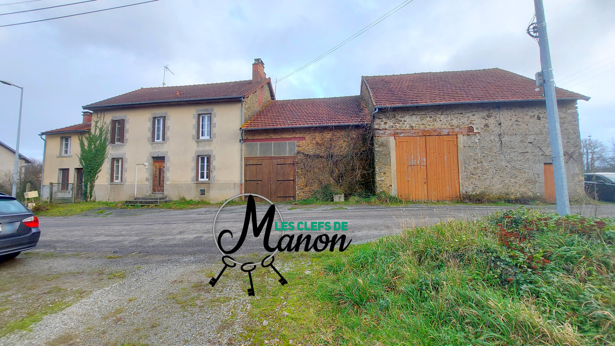 Belle maison en pierres avec deux granges - FROMENTAL