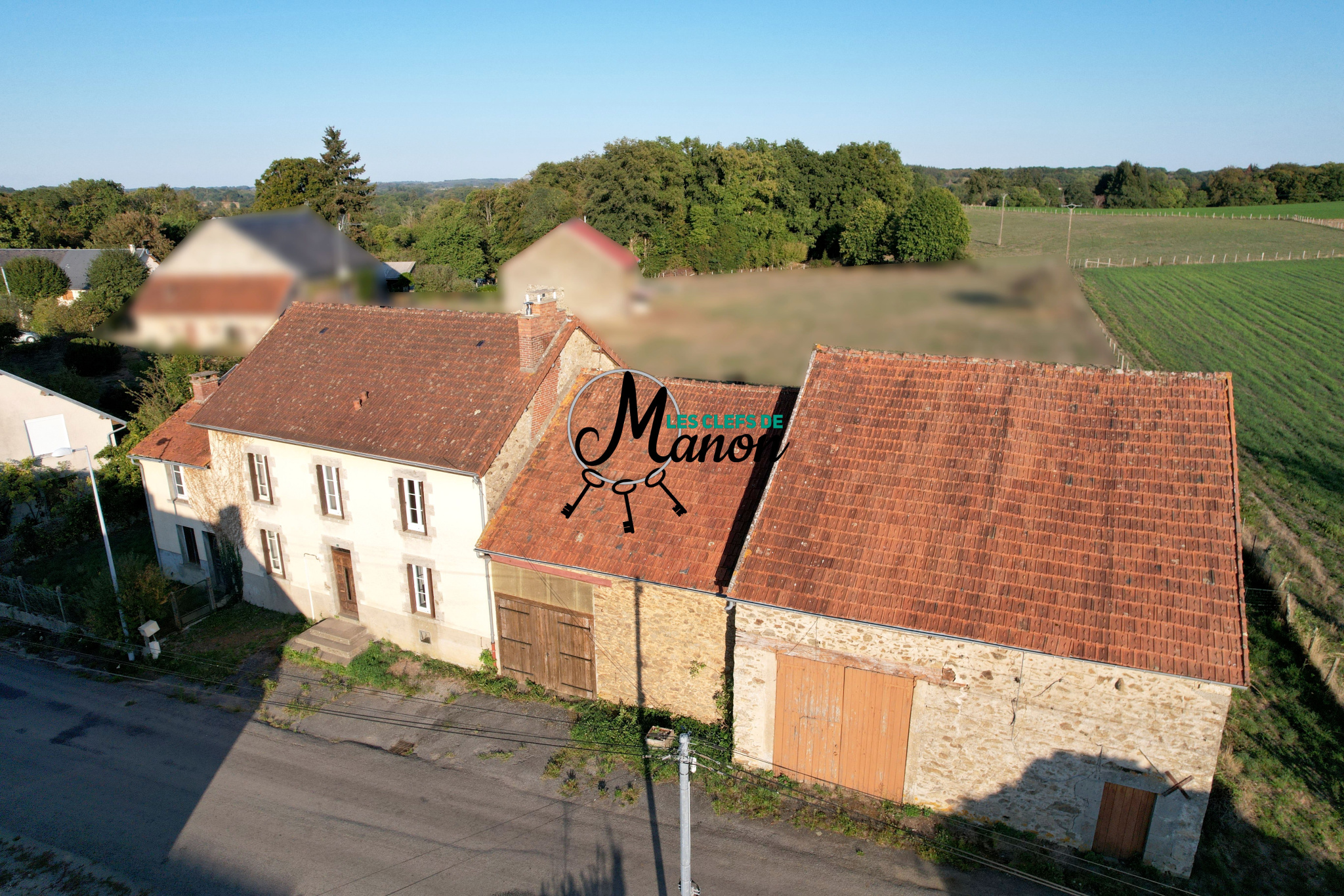 Maison en pierre de caractère avec fort potentiel et dépenda