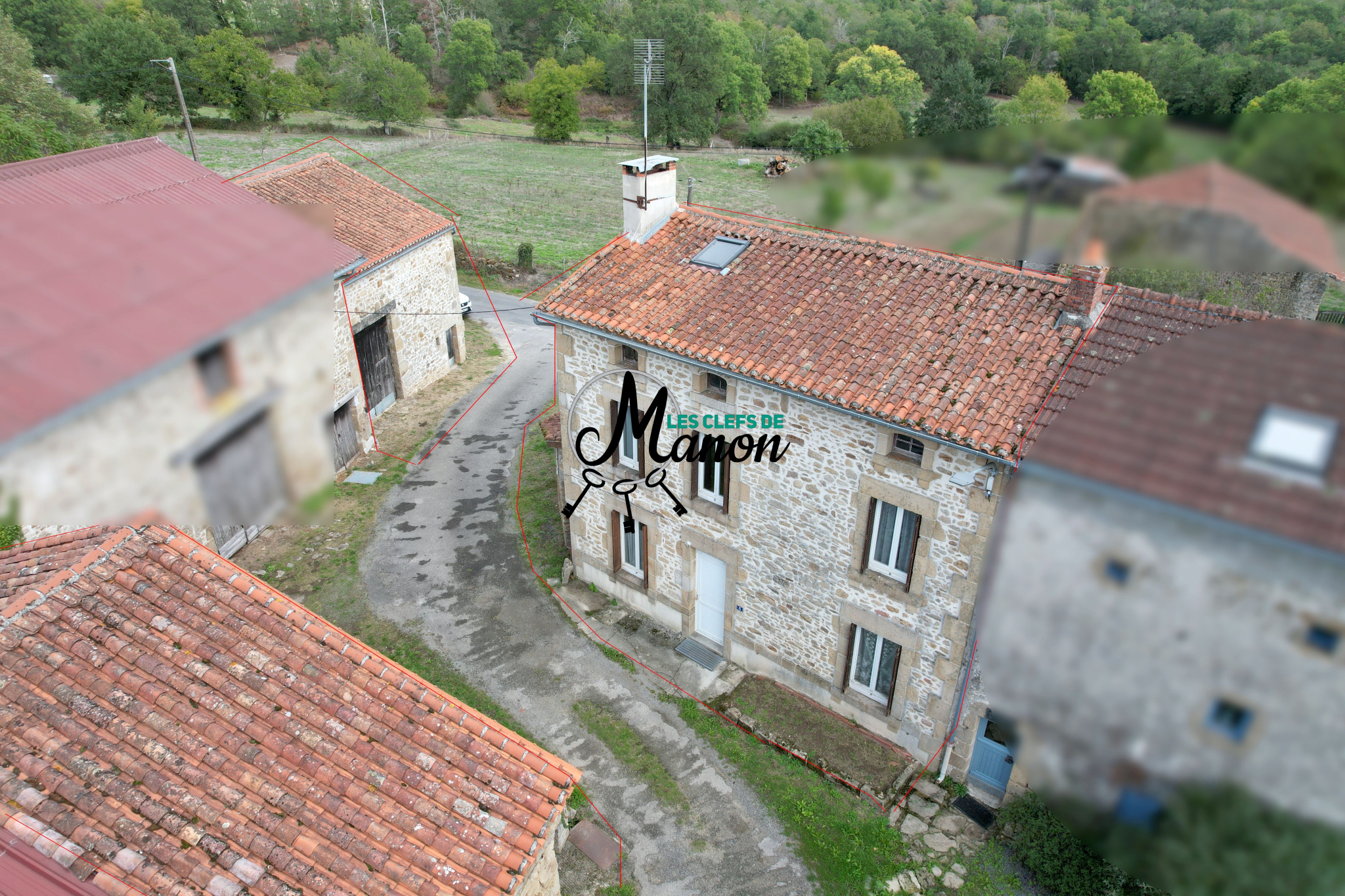 Stone house with 2 bedrooms, adjoining land and barn 